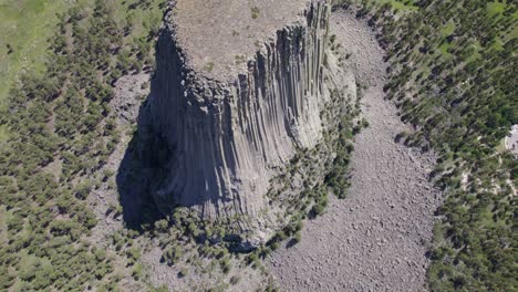 A-drone-shot-of-Devils-Tower,-a-massive,-monolithic,-volcanic-stout-tower,-or-butte,-located-in-the-Black-Hills-region-of-Wyoming