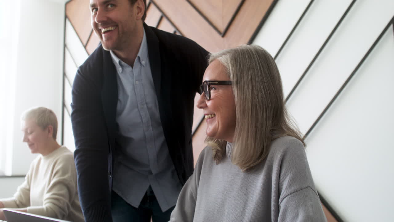estudiantes adultos y maestros en el aula