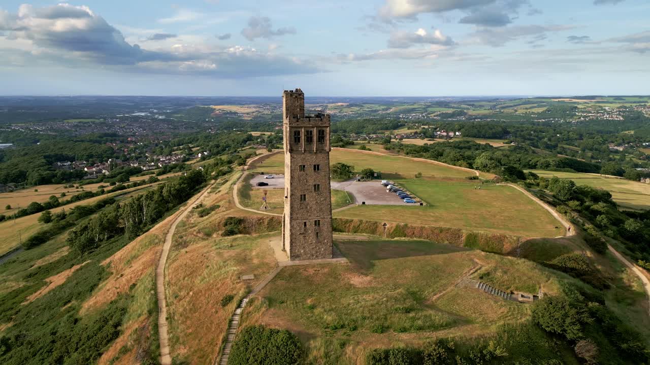 imágenes de drone ariel de la colina del castillo en el distrito metropolitano de kirklees, en el oeste de yorkshire