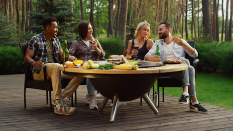 chicos felices pasando el fin de semana en el bosque de verano. chicos relajándose cerca de la barbacoa