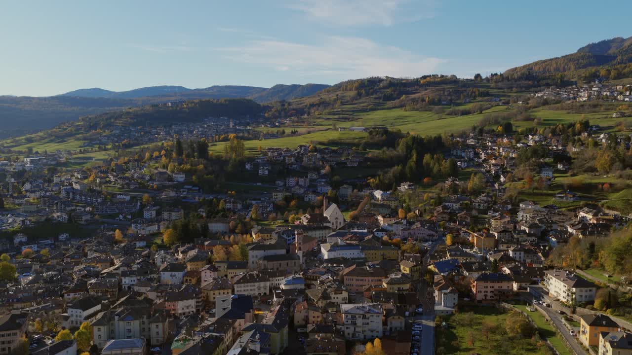 Naturskønt luftfoto af Cavalese – historisk by i Dolomitterne, Val di Fiemme, Italien. Udzoomende optagelse
