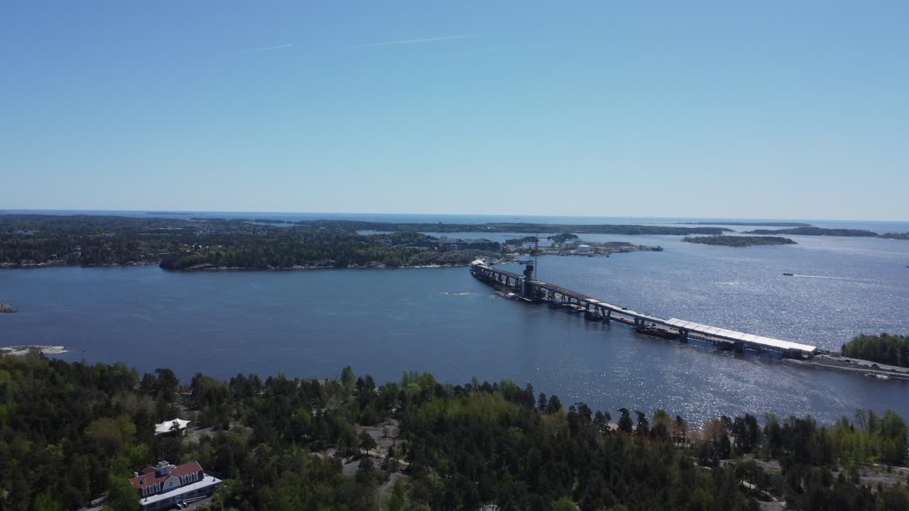 vista aérea: el puente de kruunuvuori recientemente construido en helsinki, finlandia