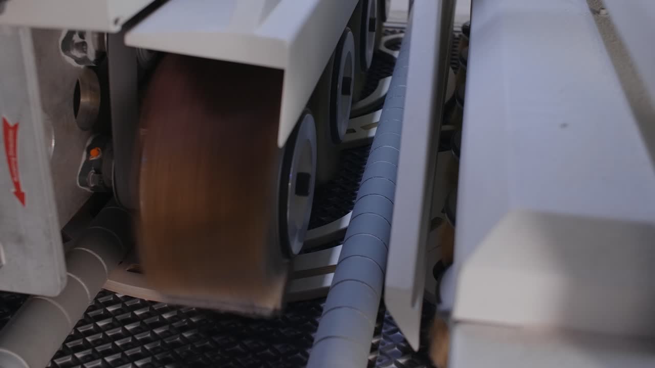 máquina de procesamiento de madera en acción