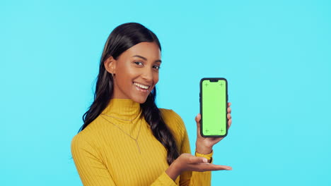 mujer feliz, teléfono y maqueta en la pantalla verde