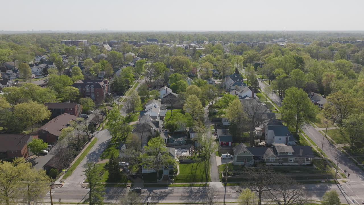 hermoso sobrevuelo aéreo del barrio de kirkwood en st. louis, missouri, durante la primavera. captura árboles en flor, vegetación vibrante y casas encantadoras. perfecto para temas estacionales y suburbanos