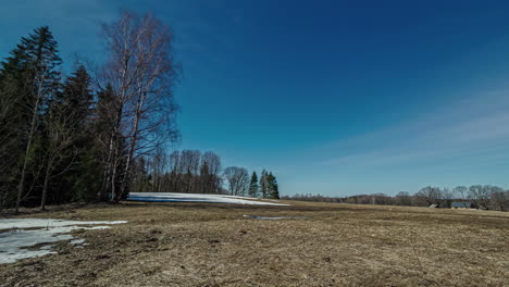 Sonniger-Nachmittag-über-Ländlicher-Landschaft-Mit-Wenig-Schnee