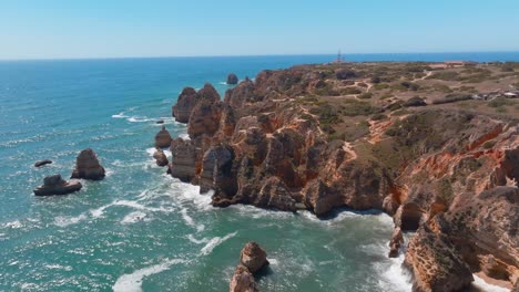 las olas del océano se estrellan contra los acantilados en ponta da piedade lagos algarve portugal