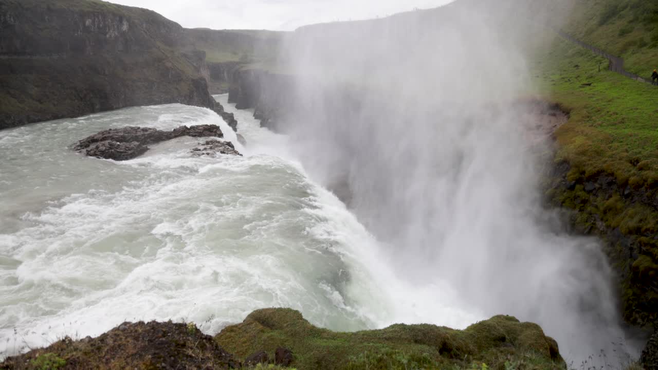 cascadas de gulfoss en islandia con video de cardán que muestra el agua que fluye de cerca en cámara lenta