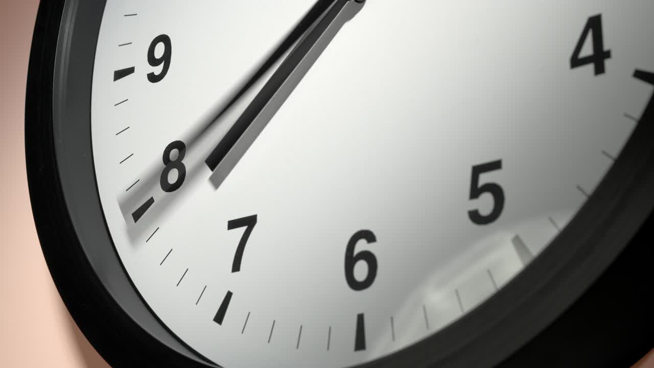 reloj en la pared de color beige crema en el lapso de tiempo