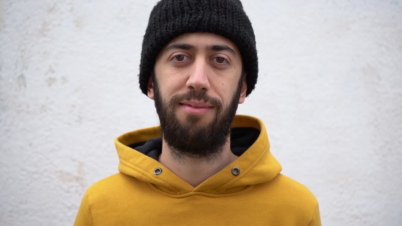 joven caucásico sonriendo con el dedo apuntando a la nariz