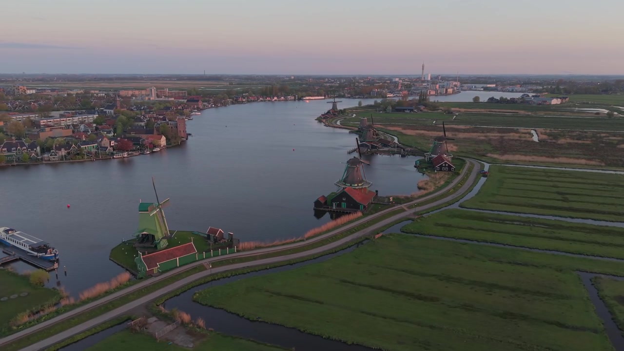 Incredibile video con drone dei mulini a vento all'alba nei Paesi Bassi