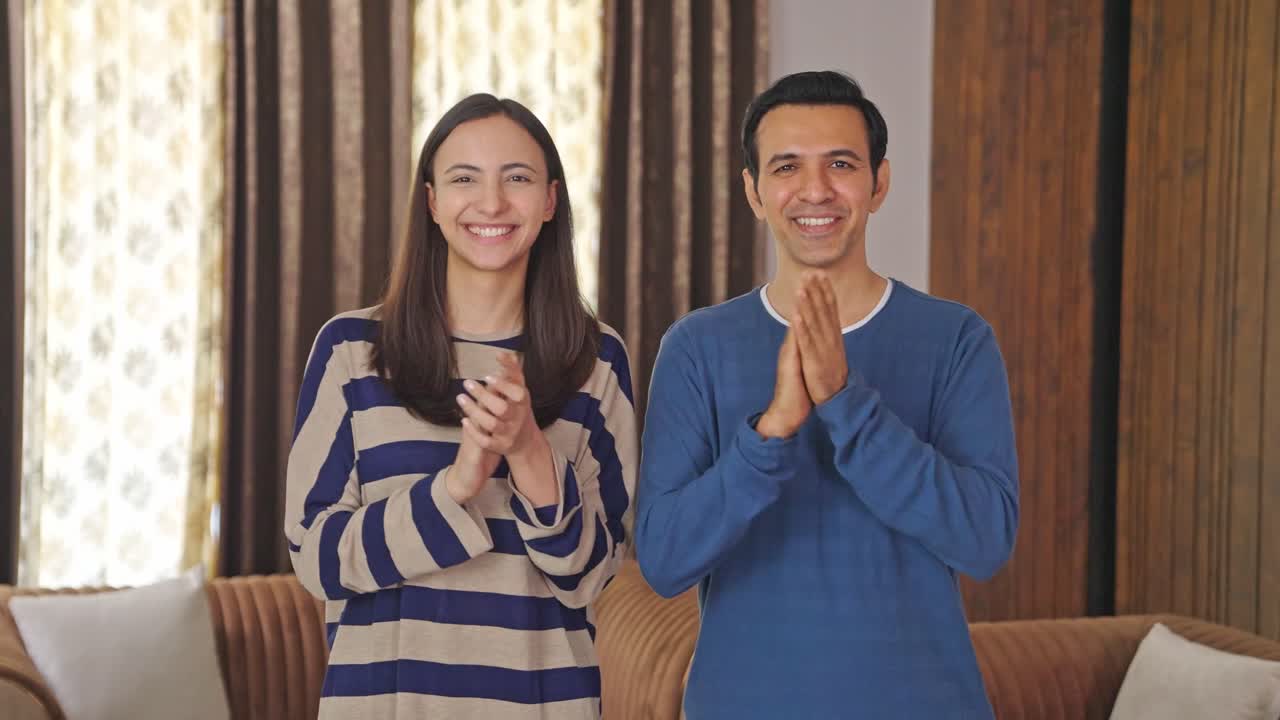 행복 한 인도인 부부 가 박수 치고 환호 하고 있다