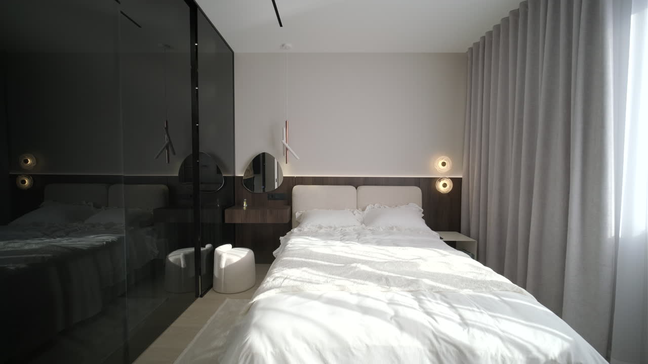 Interno di camera da letto moderna con letto bianco e luce naturale