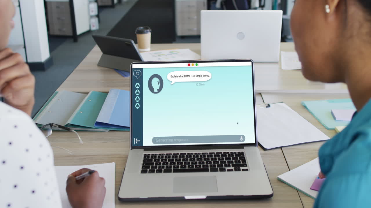 mujeres de negocios diversas en la oficina usando computadora con un chat de mensajería digital en la pantalla