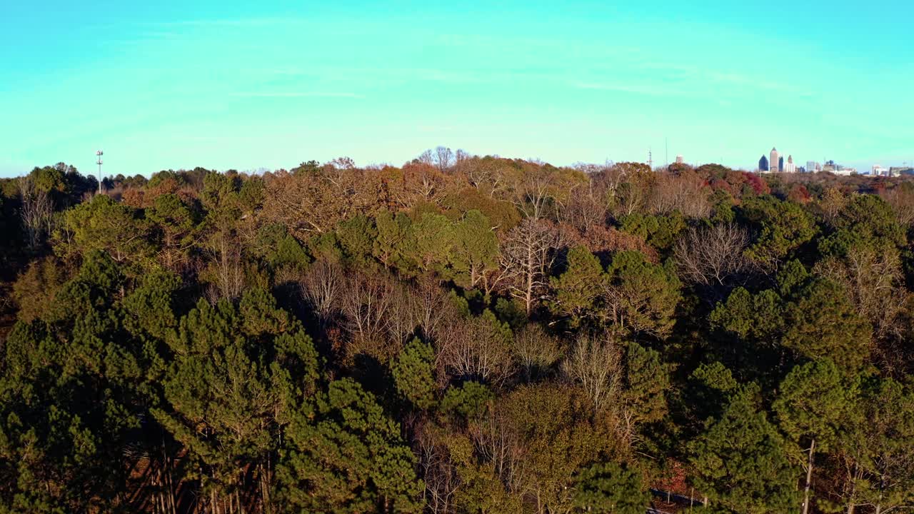 아틀란타 시의 스카이라인을 배경으로 해가 지는 시간에 아름다운 웨스트 사이드 파크를 보여주는 드론
