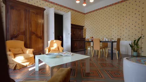 lento establecimiento de una foto de una sala de estar antigua con desayuno en la mesa