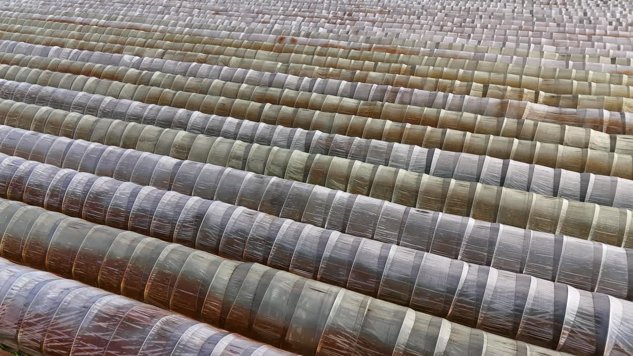 구름이 가득한 하늘 아래의 농업 온실의 끝없는 줄, 가운 전망