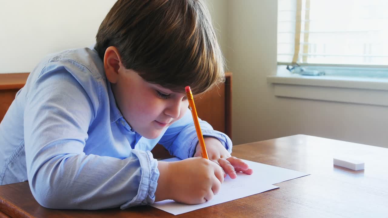 niño haciendo la tarea en la sala de estar 4k