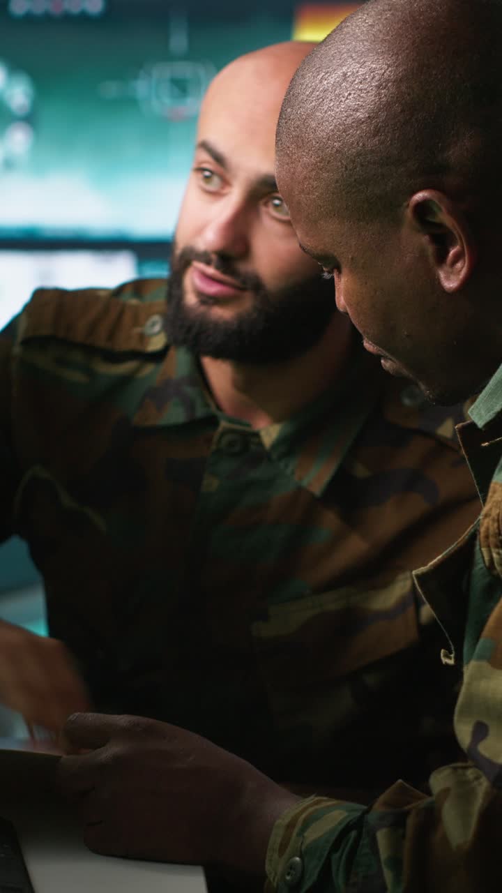 Video verticale: Ufficiali dell'esercito fanno brainstorming in un centro di comando, esaminando informazioni