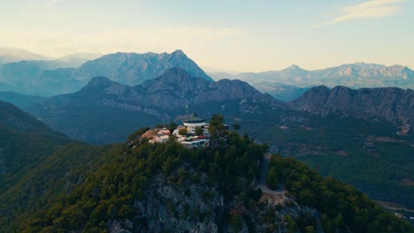 4K-Drohnenvideo-Einer-Tunektepe-Teleferik-Kabelstation-Auf-Dem-Gipfel-Des-Hügels-Mit-Den-Bergen-Im-Hintergrund