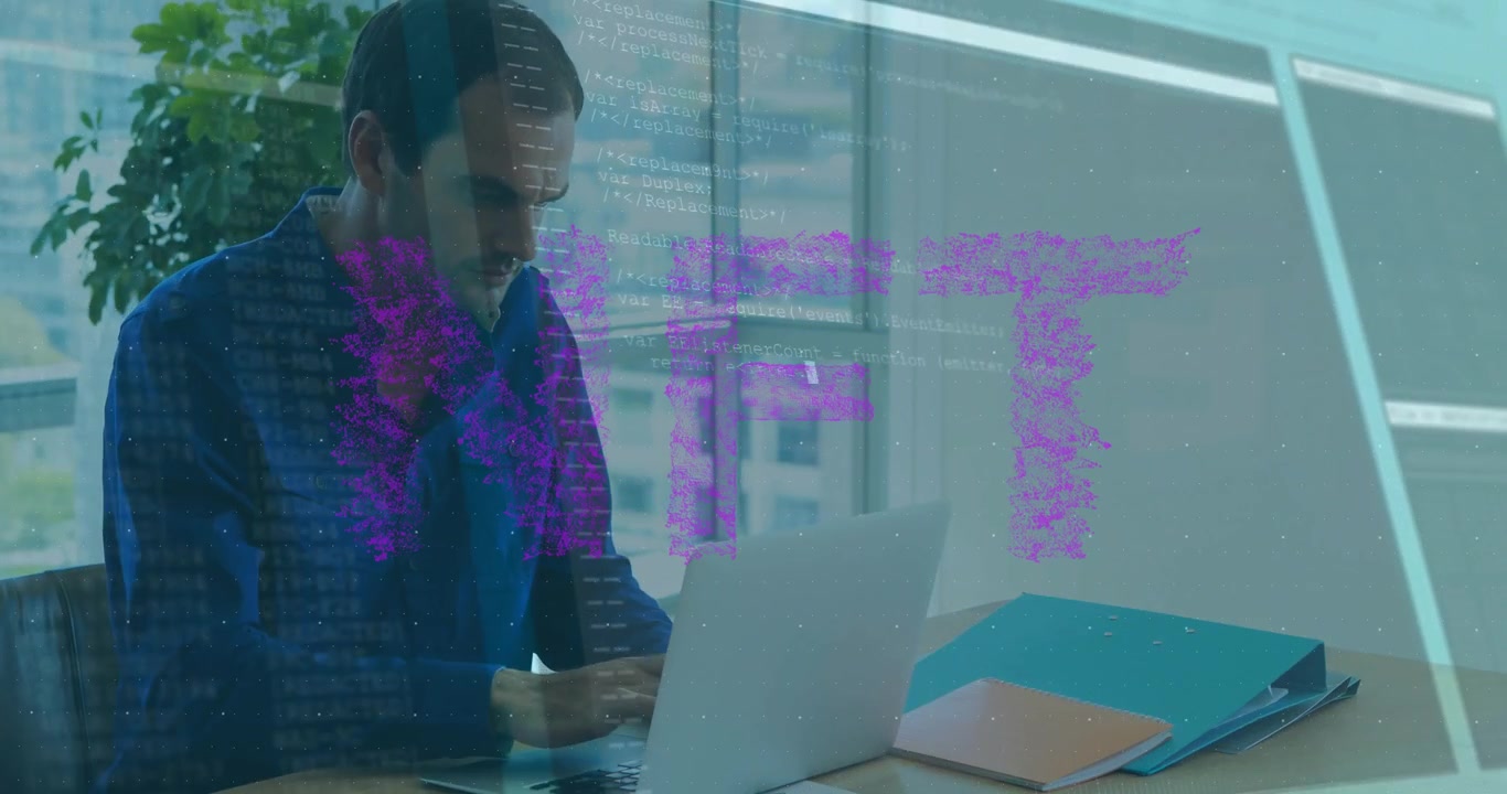 Softwareentwickler tippt Code auf Laptop im Büro, zeigt animierte Code-Overlays auf dem Monitor.