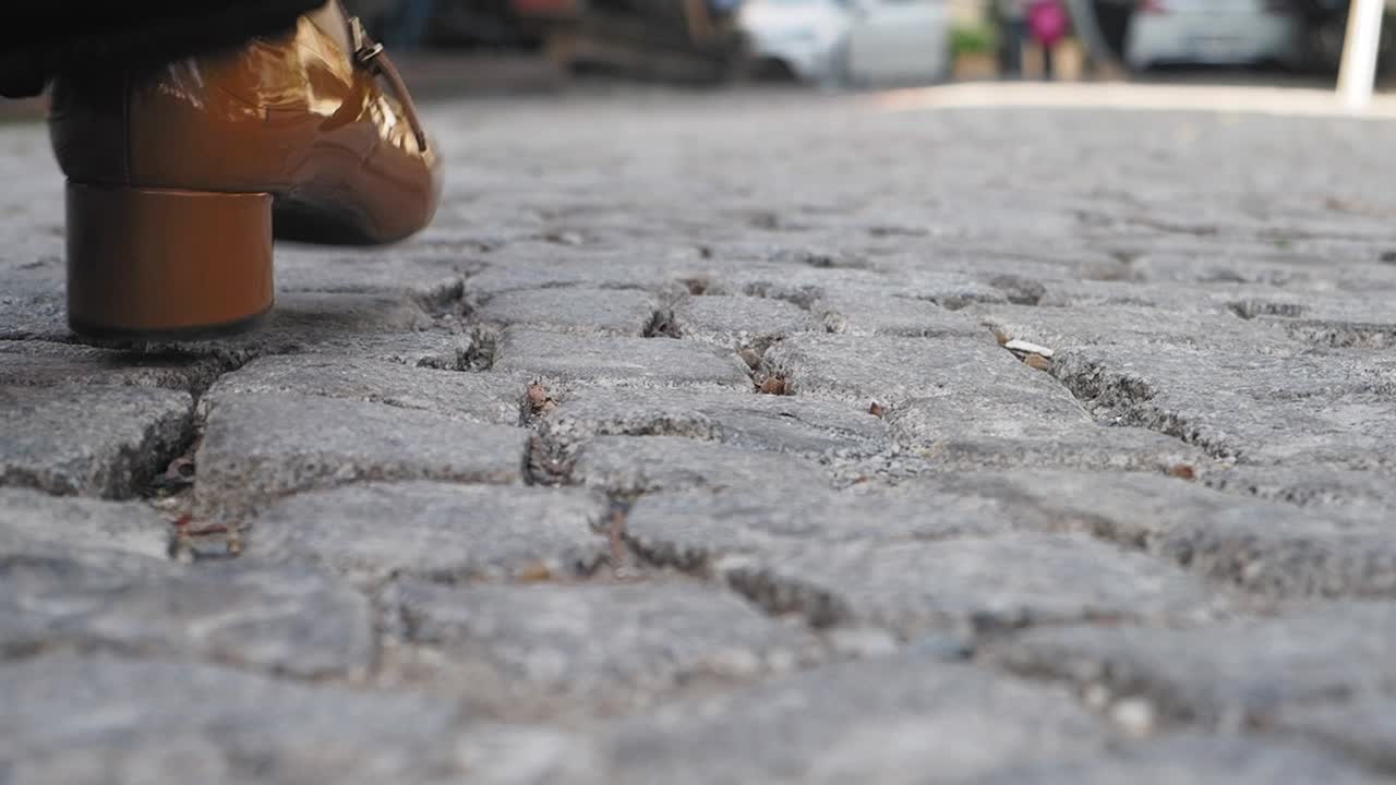 mujer caminando sobre adoquines