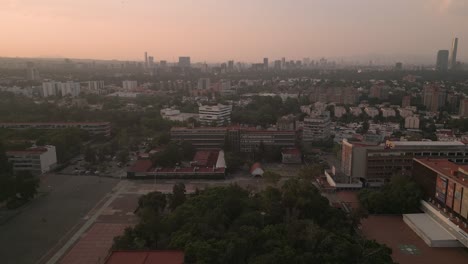 Horizontes-Del-Atardecer:-Vistas-Cautivadoras-Del-Sur-De-La-Ciudad-De-México-Y-Sus-Monumentos-Universitarios