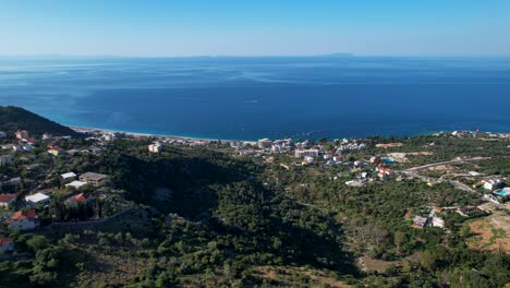 Der-Sonnenaufgang-Beleuchtet-Das-Touristendorf-Dhermi-An-Der-Albanischen-Riviera-Und-Wirft-Strahlendes-Licht-Auf-Den-Meerblick