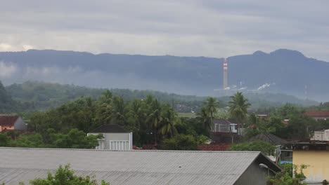 Dorf-Und-Der-Schornstein-Des-Kraftwerks-In-Port-Queen,-Sukabumi,-West-Java