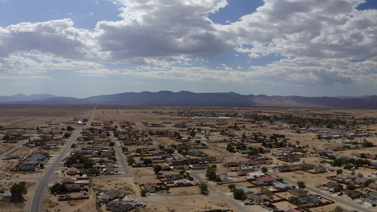 Veduta aerea ascendente di California City nel deserto del Mojave in una calda giornata estiva.