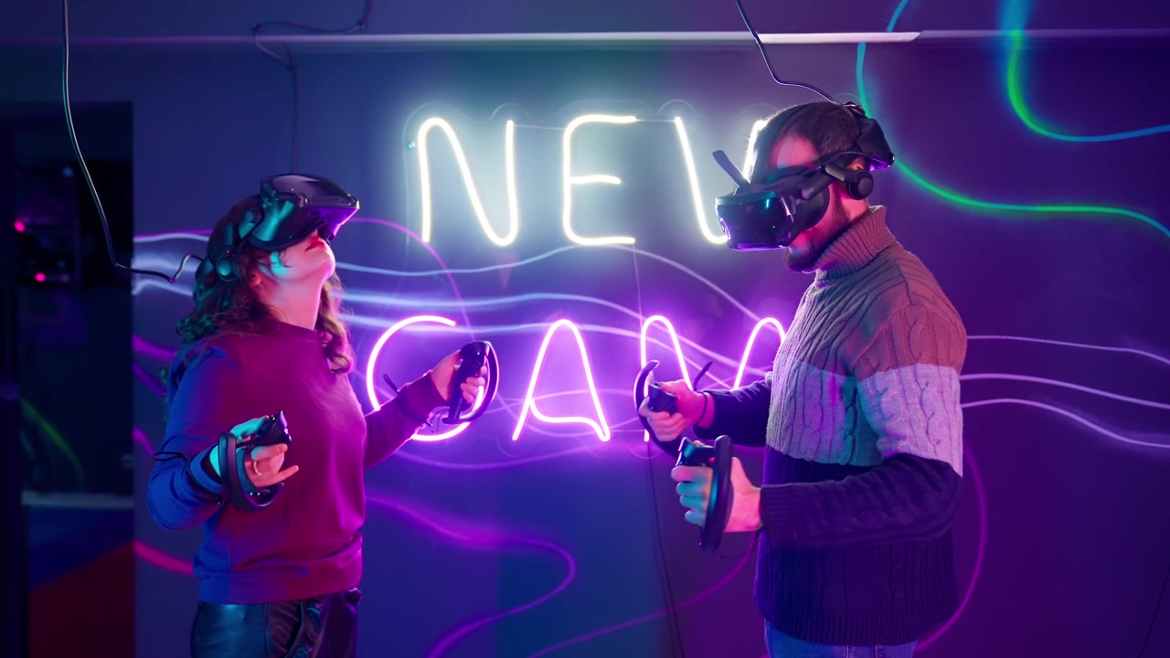 Giovane coppia immersa nel gioco di realtà virtuale con luci al neon
