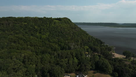 Lush-Green-Mountains-Near-Frontenac-State-Park-In-Minnesota,-United-States---aerial-shot