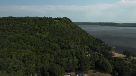 las exuberantes montañas verdes cerca del parque estatal frontenac en minnesota, estados unidos - fotografía aérea