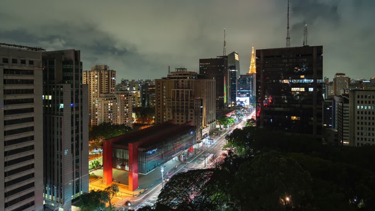vista en lapso de tiempo del tráfico nocturno en la avenida paulista en sao paulo, el centro comercial y financiero de brasil y la ciudad más grande de américa del sur
