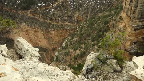 Ein-Dolly-Schoss-Vom-Rand-Des-Grand-Canyon-Und-Verursachte-Ein-Schwindelgefühl