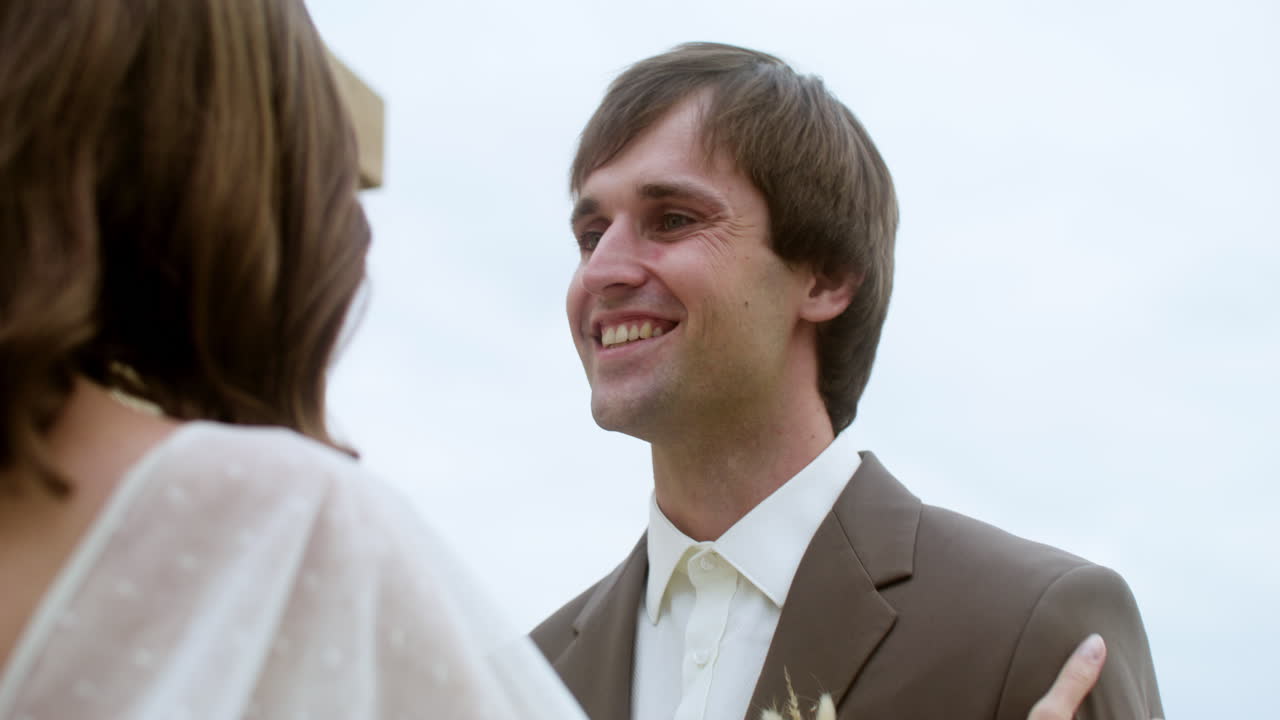 신랑 과 신부 가 야외 에서