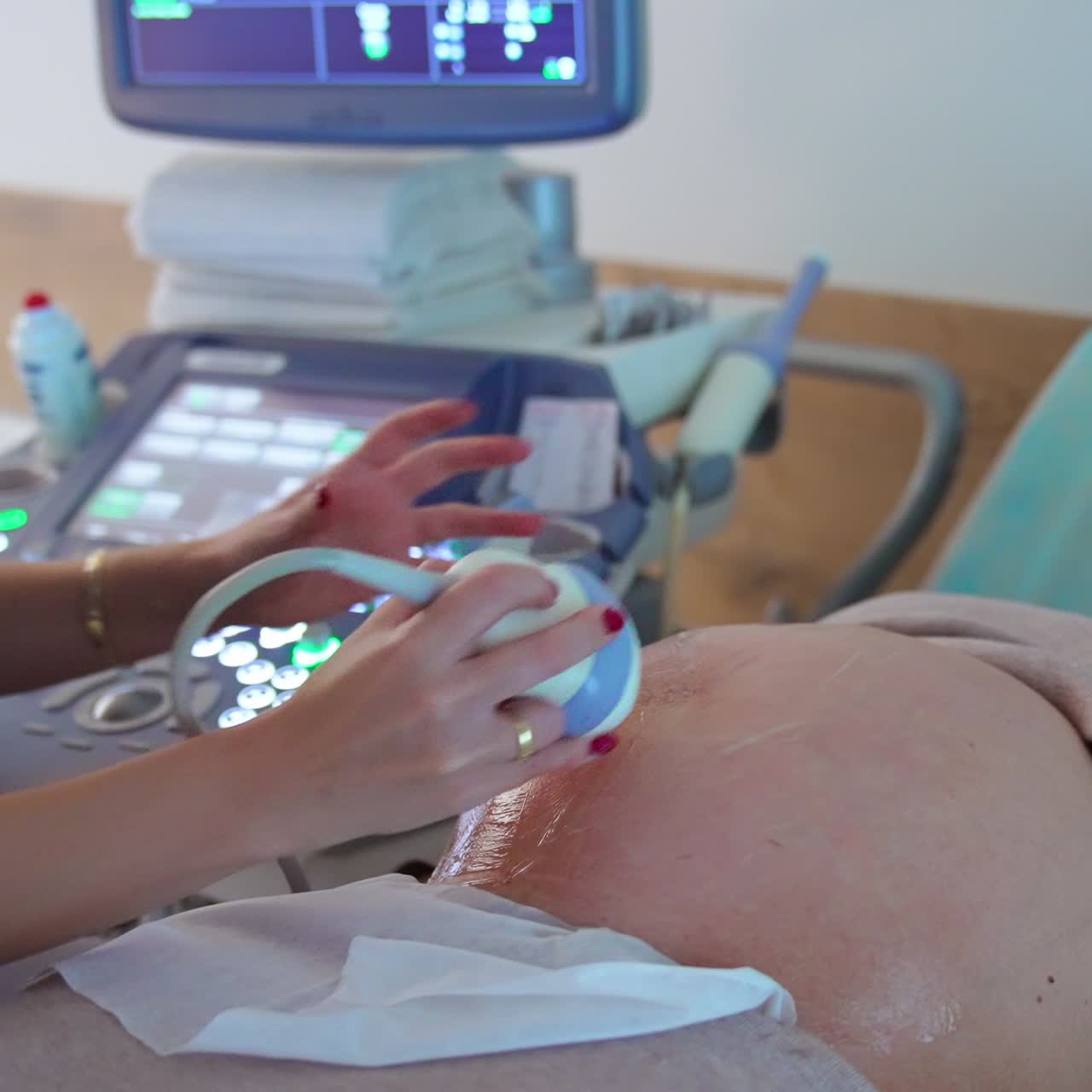 Futura mamma alla visita medica. Ecografia in una moderna clinica ostetrica.