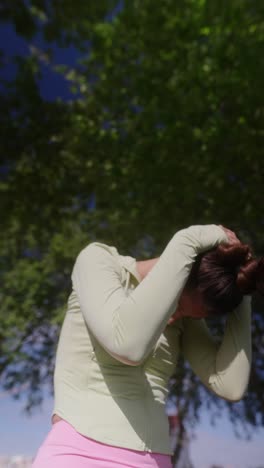 mujer estirándose en un parque
