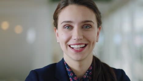 retrato feliz mujer de negocios caucásica riendo disfrutando de una carrera exitosa orgulloso empresario en la oficina lugar de trabajo testimonio 4k imágenes