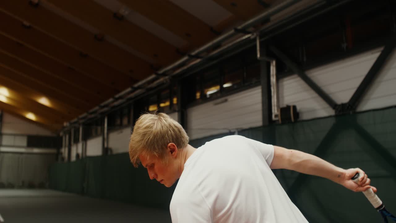 실내 코트에서 테니스 선수