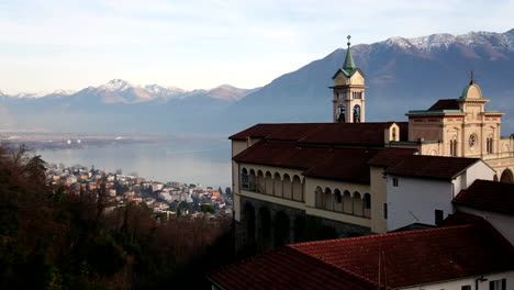 santuario de madonna del sasso sobre locarno en el lago maggiore y cerca de los alpes suizos en ticino la parte sur de suiza 4k