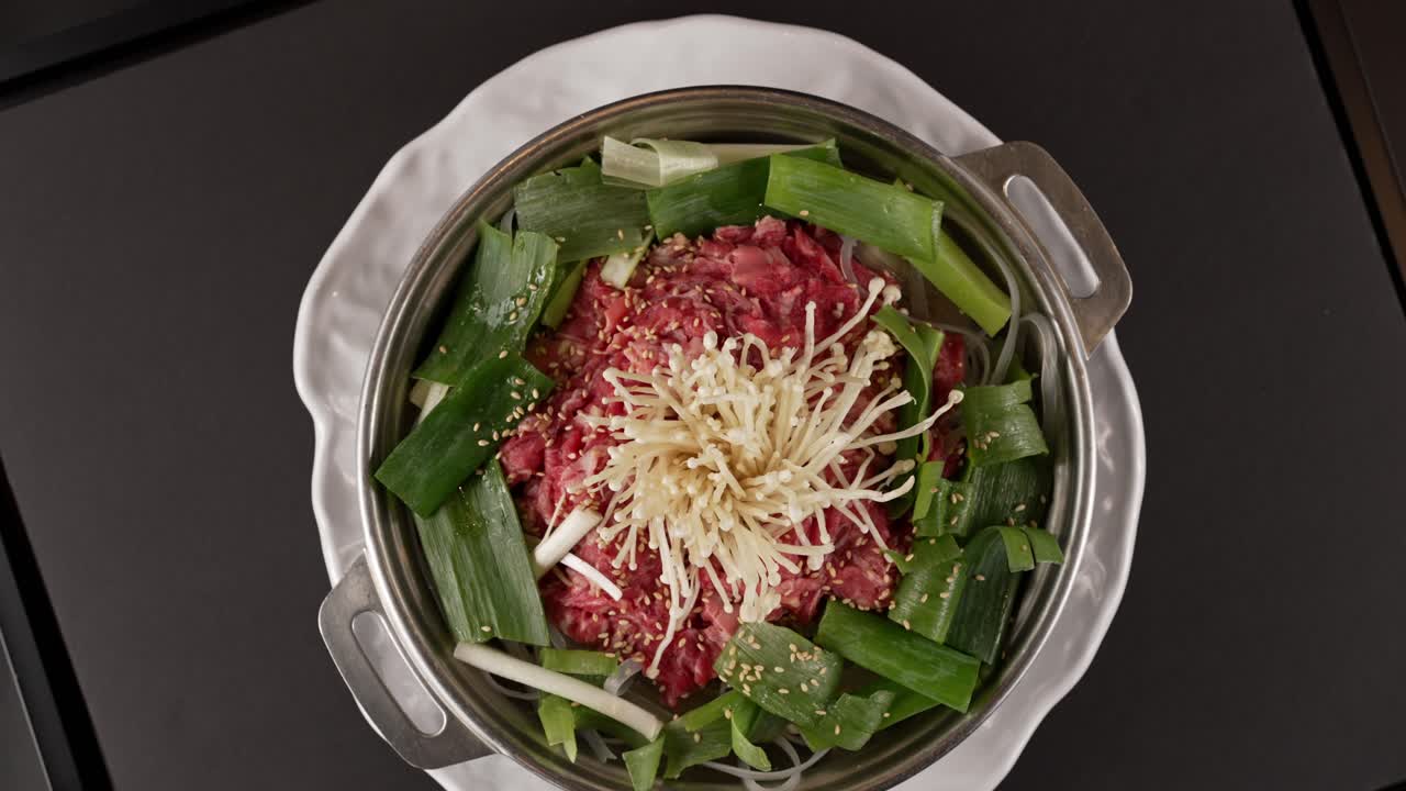 A rich and flavorful stew with tender beef and aromatic vegetables. The sweet and savory broth enhances every bite. 부드러운 소고기와 향긋한 채소가 조화를 이루는 깊은 감칠맛의 국물 요리. 달콤하고 짭조름한 육수가 어우러져 더욱 풍미가 살아납니다.