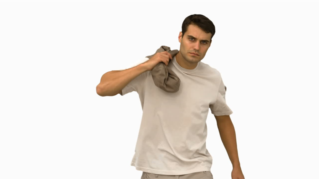 hombre guapo sosteniendo su abrigo en la pantalla blanca