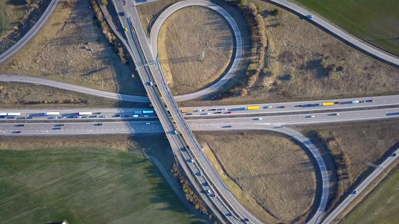 이동하는 교통 차량과 함께 고속도로 교차로의 공중 시각.