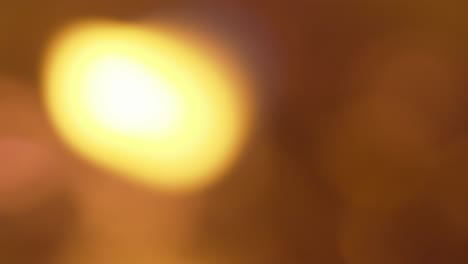 bokeh dorado desenfocado de una toma macro de velas encendidas: se puede usar como una capa para agregar fugas de luz o bokeh
