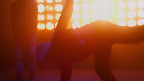 grupo de breakdance de silueta bailando en un club nocturno. b-boys actuando en estilo libre.