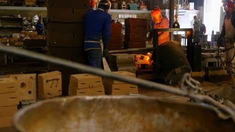 trabajadores que trabajan en el taller de fundición 4k