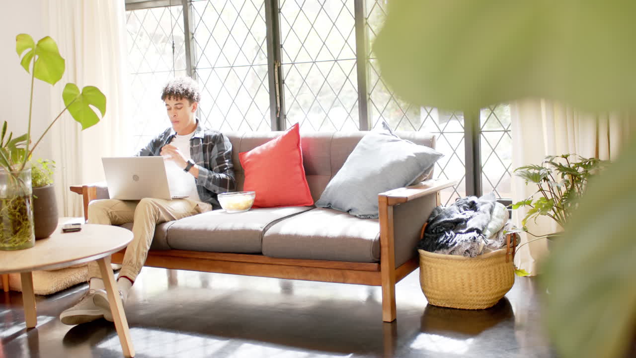 노트북을 사용하여 집에서 일하는 두 인종의 남자, 느린 동작