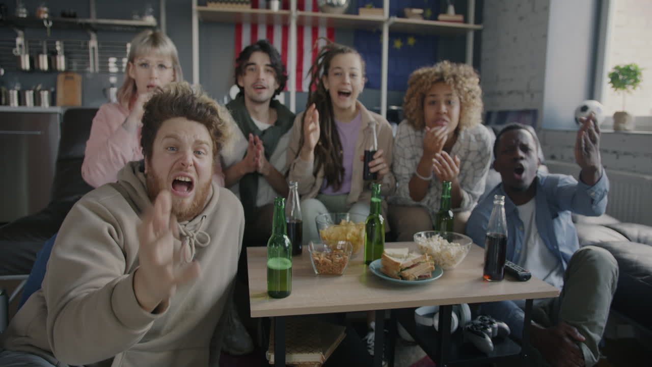 친구들이 경기를 보고 있습니다.