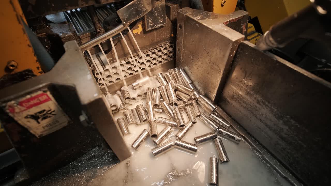 스테인리스 스 파이프를 절단하기 위해 밴드 은 산업용으로 금속 스테인리스 파이브를 절단하고 냉각기를 사용하여 가열합니다.